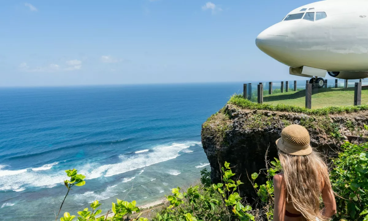 Ker nihče ne ve, kako se je znašlo na tem mestu, letalo že leta buri domišljijo turistov in domačinov.