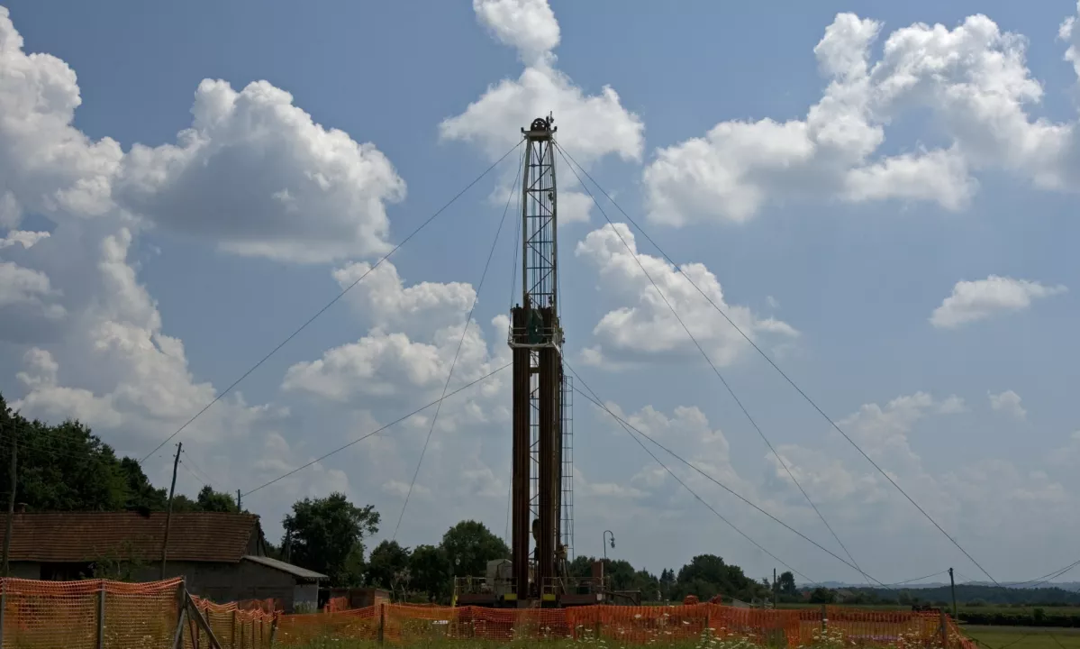 Med hladno vojno se tekma med ZDA in Sovjetsko zvezo ni odvijala le v vesolju, temveč tudi globoko pod Zemljinim površjem. Cilj je bil ambiciozen: prebiti Zemljino skorjo in doseči plašč planeta.