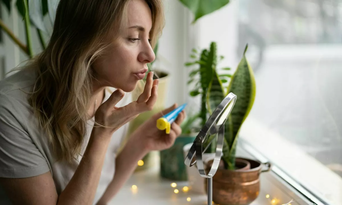 Tudi najbolj zdravi običajno nosimo viruse v svojem telesu. Sčasoma se lahko razvijejo v bolezen, sicer pa mirujejo in se izogibajo zaznavi imunskega sistema, da jih telo ne bi izločilo.