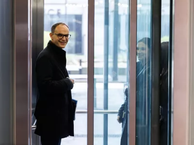 Ljubljana, Kristalna palaca.Zacetek pogovorov o moznostih oblikovanja nove vlade koalicije na sedezu Gibanja Svoboda.Predsednik Demokratov Anze Logar.