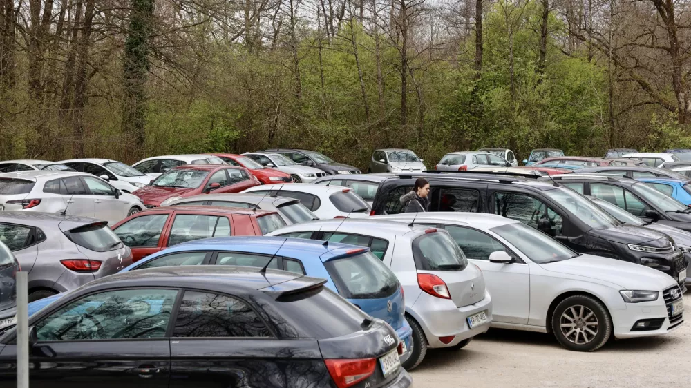 Parkirna hi&scaron;a pri živalskem vrtu je &scaron;e daleč