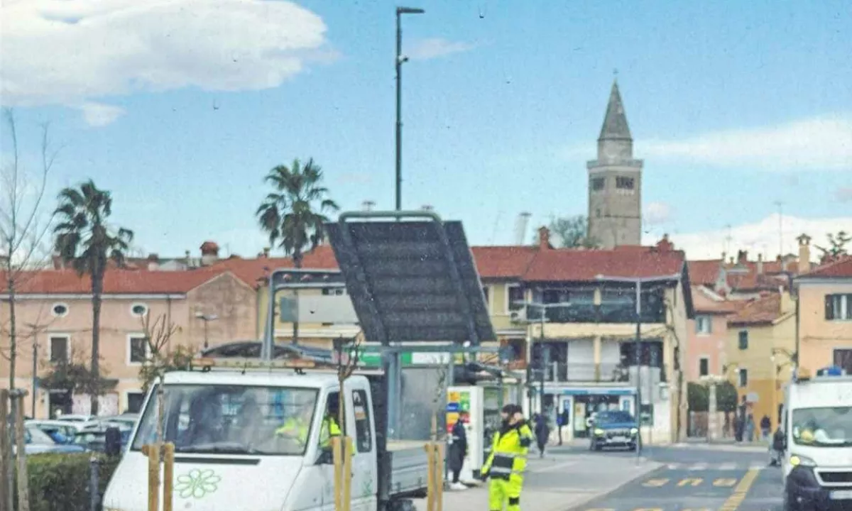 Danes burja na Primorskem v najmočnejših sunkih ponekod presega hitrost 100 kilometrov na uro. Močno piha tudi v Kopru, kjer je veter zvil velik prometni znak na avtobusni postaji v centru mesta.