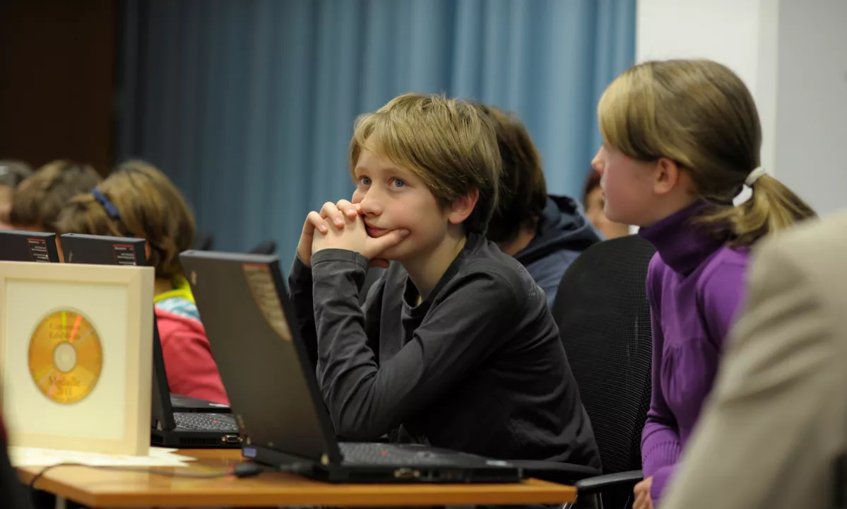 Starši bi morali ustvariti varen prostor, v katerem se otroci ne počutijo presojane skozi nezdravo tekmovalnost.