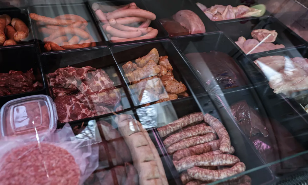 Kmetijski inšpektor Boštjan Štefančič se je ob sporočilu za javnost uprave v zvezi s potvorjenim poreklom svinjine vprašal: »A je to 1. april?!«