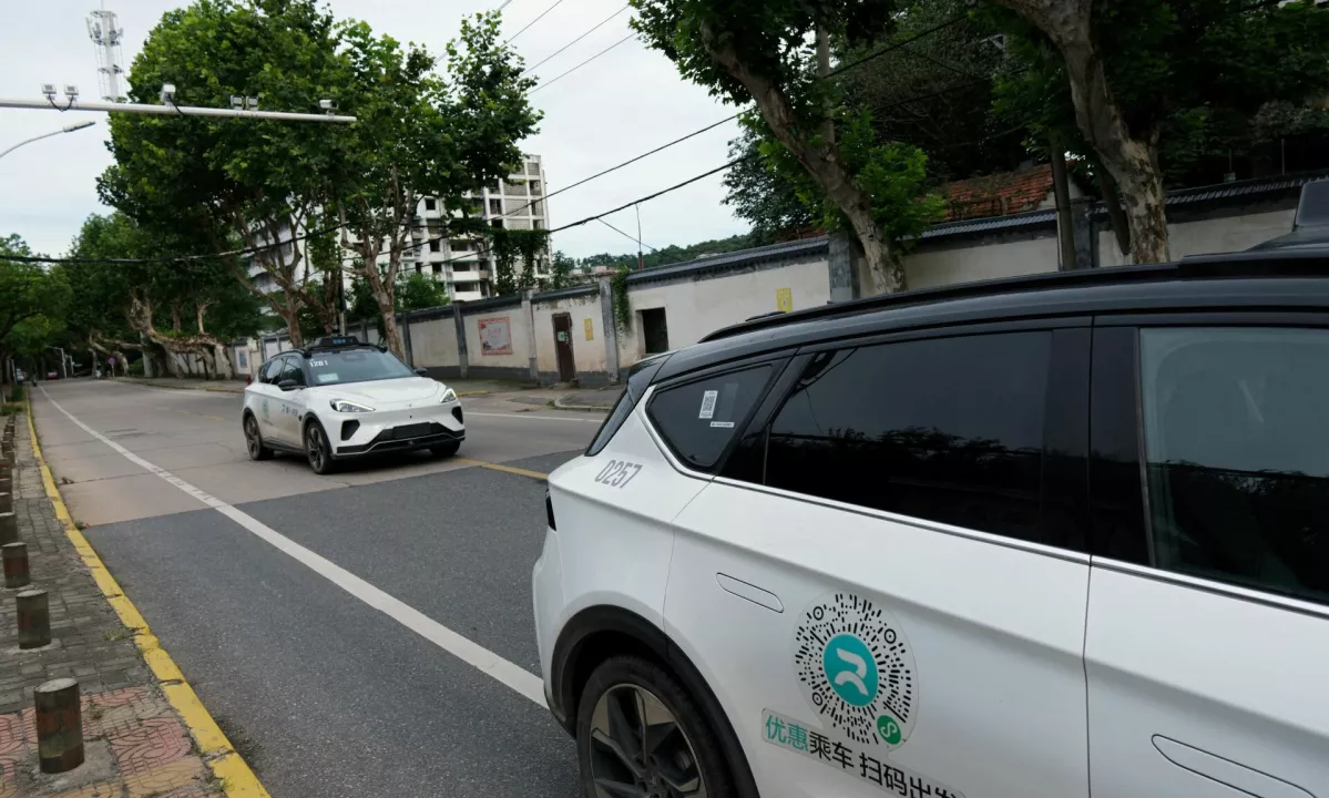 V kitajskem Wuhanu se je sredi prometne konice ustavilo vsaj sto avtonomnih robotaksijev. Incident je sprožil novo razpravo o varnosti vozil brez voznika.