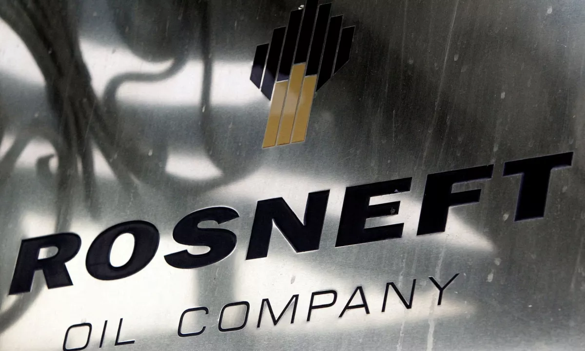 Ruska družba Rosneft je imela lani zaradi visokih davkov in obrestnih mer ter drugih dejavnikov kar 73 odstotkov manjši dobiček kot leto prej.