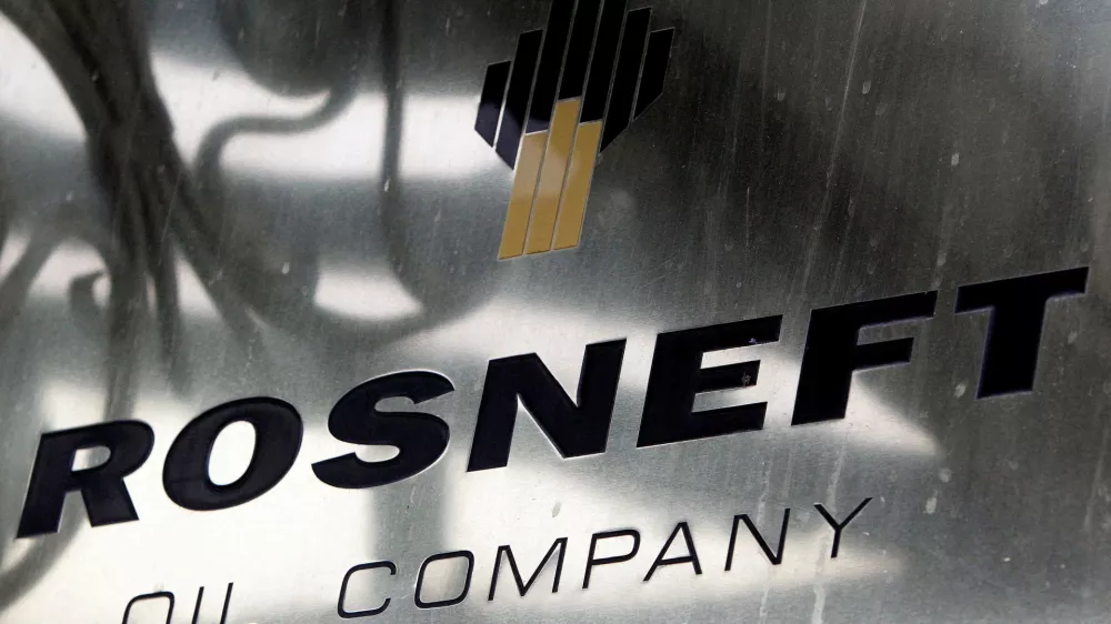 FILE PHOTO: A logo of Russian state oil firm Rosneft is seen at its office in Moscow, October 18, 2012. REUTERS/Maxim Shemetov/File Photo