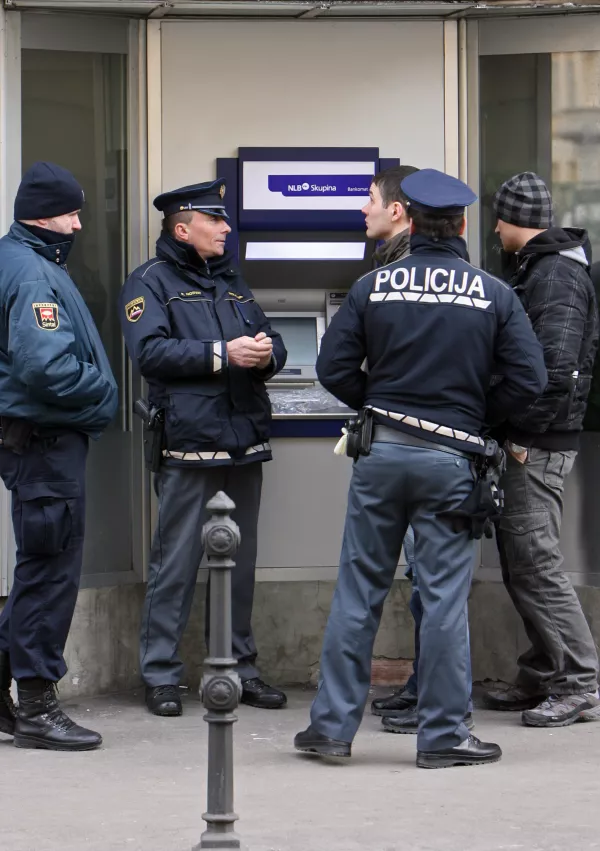 - bankomat NLB - policija - bančni avtomat - KopitarjevaFOTO: Tomaž Skale / Foto: Tomaž Skale