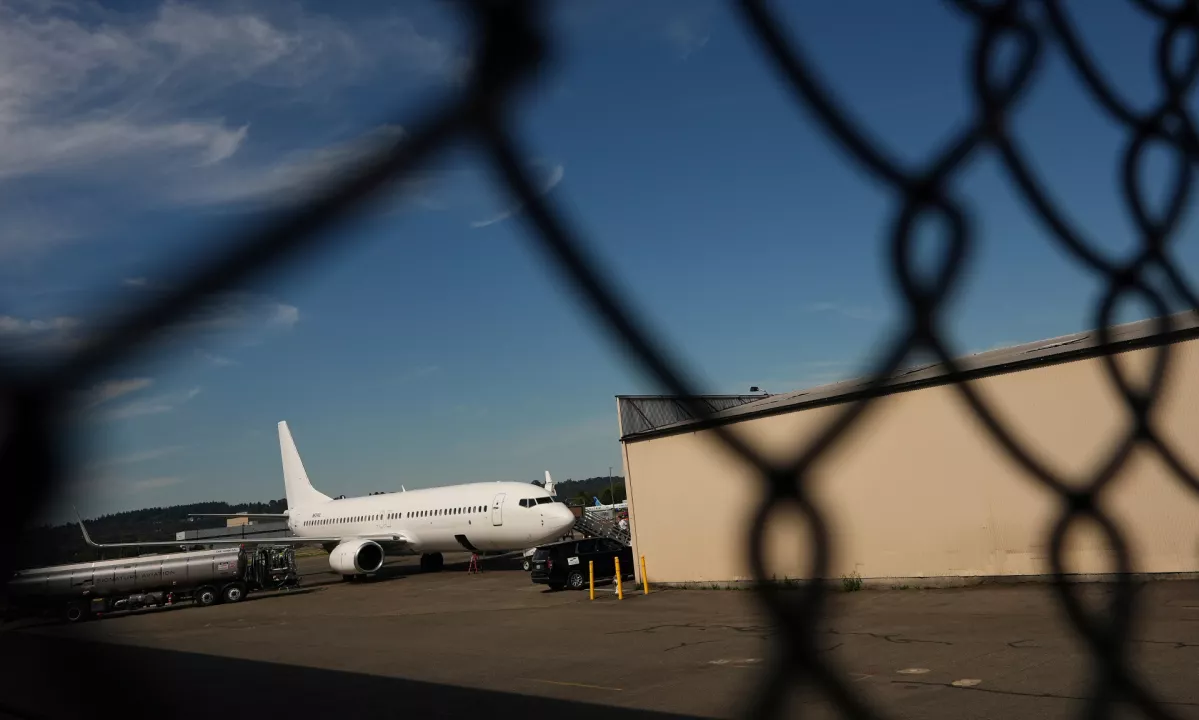Cene letalskega goriva so zaradi vojne v Iranu poletele v nebo, zaradi česar so se nekatere letalske družbe že odločile za odpoved večjega števila poletov.
