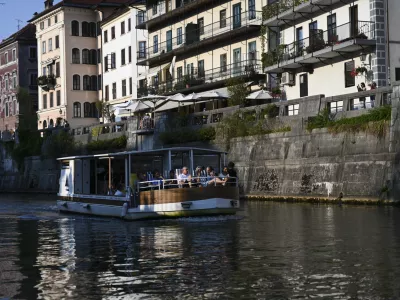 LjubljanicaTurizem27.08.2024 Arhitektura v živo z ladjico, mostovi čez Ljubljanico. FOTO: Nik Erik Neubauer