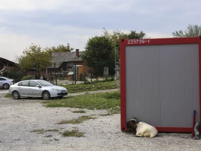 - romsko naselje Dobru&scaron;ka vas - romski vrtec- 19.09.2024 - V Kulturnem domu v &Scaron;kocjanu je bila seja Medresorske vladne komisije za urejanje položaja Romov, medtem bo pred kulturnim domom tudi protestni shod//FOTO: Jaka Gasar