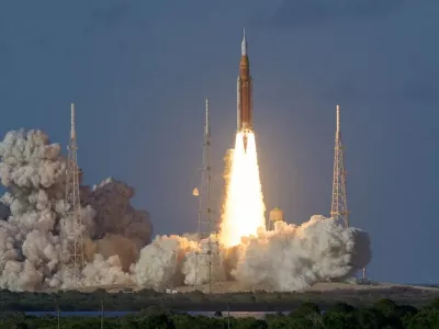 ZDA, Cape Caneveral.Iz vesoljskega izstrelisca v Cape Canaveralu na Floridi so ponoci po srednjeevropskem casu v okviru Nasine misije Artemis 2 uspesno izstrelili raketo Space Launch System (SLS), ki je proti Luni v kapsuli Orion prvic po letu 1972 ponesla clovesko posadko.