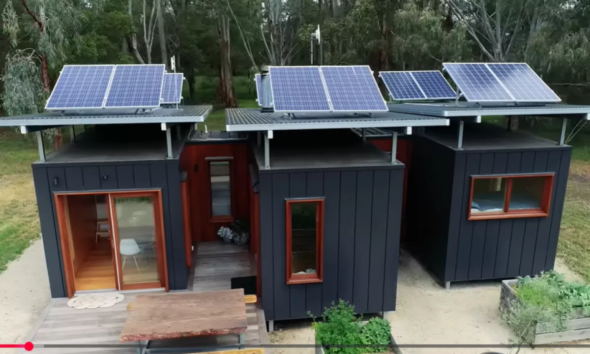 Mladi par iz Avstralije se je med iskanjem primernega in finančno dostopnega doma znašel po svoje.