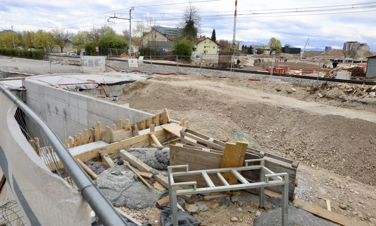 Tamkajšnji prebivalci se podhoda veselijo, saj je bilo na tem odseku železniške proge veliko nesreč.