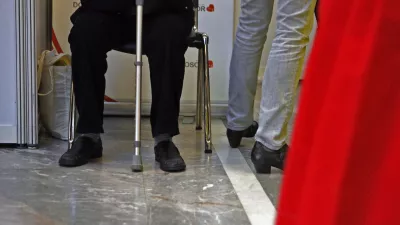 - ilustrativna fotografija - utrujenost - bergla - sprehajalna palica - pripomoček za starej&scaron;e- 12. festival za tretje življenjsko obdobje 2012 - Evropski dan aktivnih starostnikov - starostniki - starej&scaron;i občani - upokojenci //FOTO: Bojan Velikonja