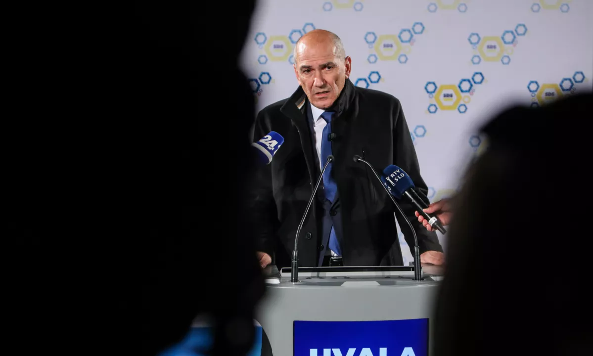 Po navedbah SDS nekateri volilci v tujini niso prejeli glasovnic, odprte naj bi bile tudi nekatere pošiljke.