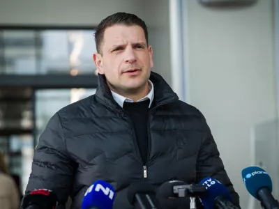 Ljubljana, sedez Gibanja Svoboda.Sestanek predsednika Gibanja Svoboda Roberta Goloba s predstavniki list oz. strank, ki so bile na volitvah izvoljene v parlament.Izjava predsednika Resnice Zorana Stevanovica ob odhodu.