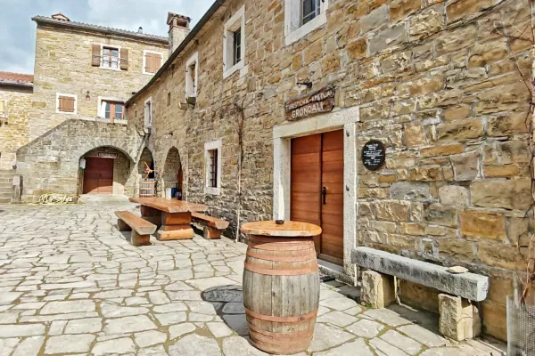 Grondali v Abitantih