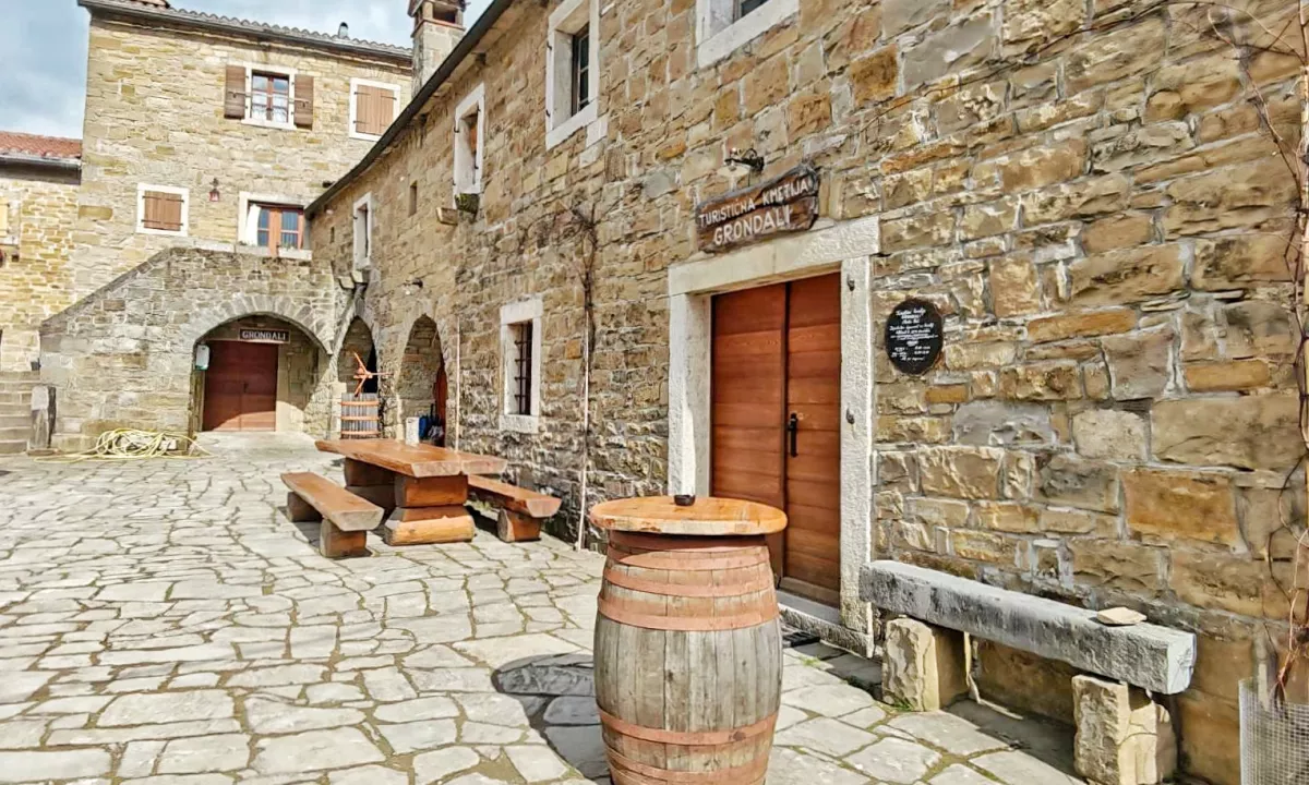 Abitanti so najbolj posebna slovenska vas, še do včeraj podrtija ob podrtiji se počasi spet spreminja v naselje. Tudi po zaslugi domačije Grondali, ki spominja na konobe v hrvaškem delu Istre.