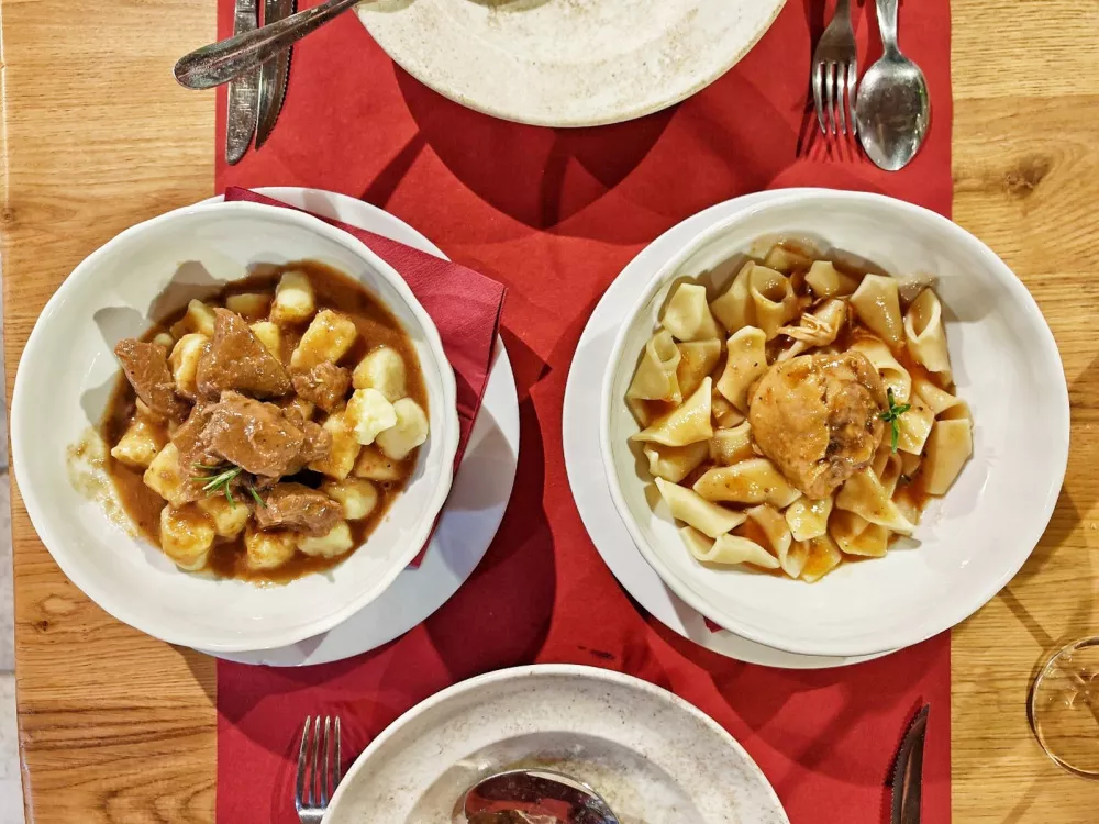 Grondali v Abitantih