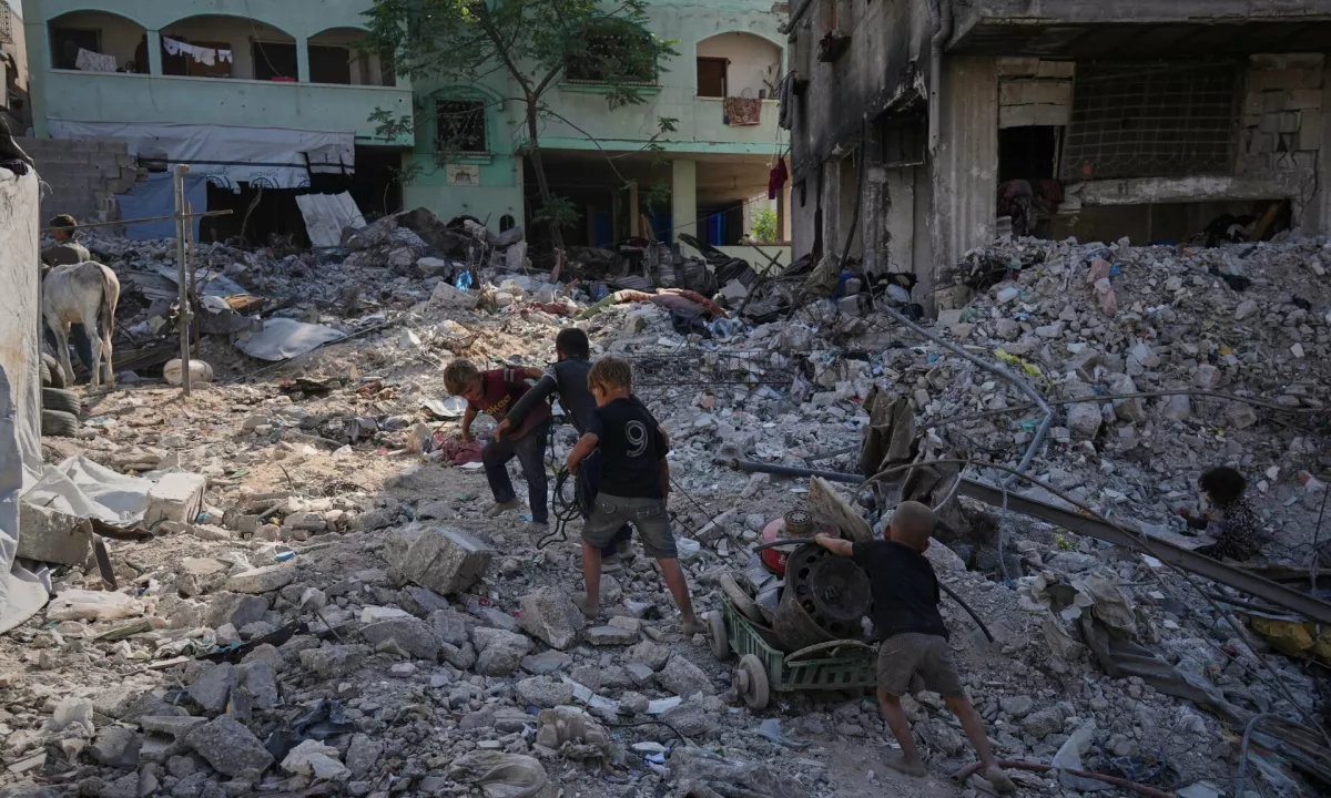 Od oktobra 2023 je v izraelskih napadih na Gazo izgubilo življenje več  kot 21.000 otrok, hkrati pa ocenjujejo, da je v vojni brez staršev ali  skrbnikov ostalo več kot 17.000 otrok.