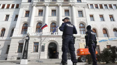 - 07.03.2022 - Vrhovno sodi&scaron;če Ljubljana, Tavčarjeva 9 - bombni preplah v sodni palači - zaradi grožnje z bombo so izpraznili ljubljansko sodno palačo//FOTO: Tomaž Skale