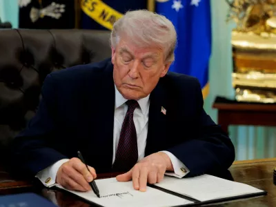FILE PHOTO: U.S. President Donald Trump signs an executive order on mail ballots, in the Oval Office of the White House in Washington, D.C., March 31, 2026. REUTERS/Evan Vucci/File Photo