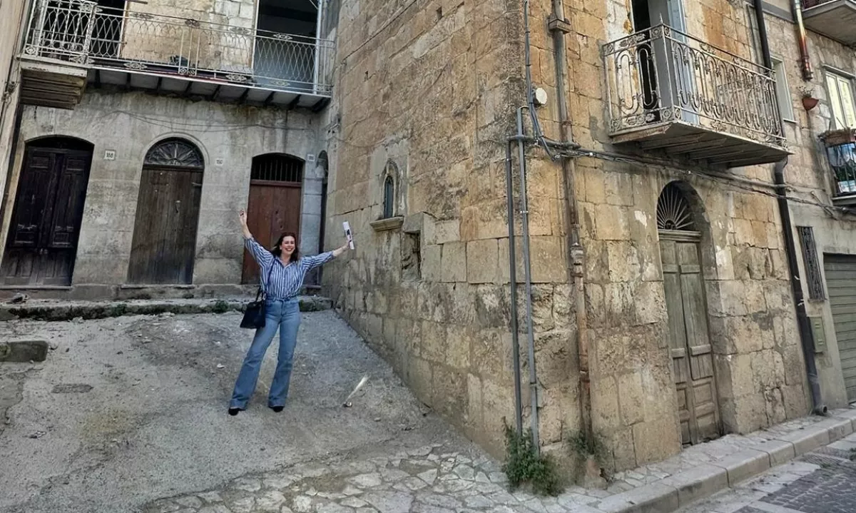 V času, ko cene nepremičnin in najemnine v svetovnih metropolah letijo v nebo, se je Američanka odločila za potezo, ki marsikomu zveni kot filmski scenarij.