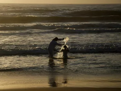 A baptism ceremony on the beach front on Good Friday in Durban, South Africa, April 3, 2026. REUTERS/Rogan Ward   TPX IMAGES OF THE DAY / Foto: Rogan Ward