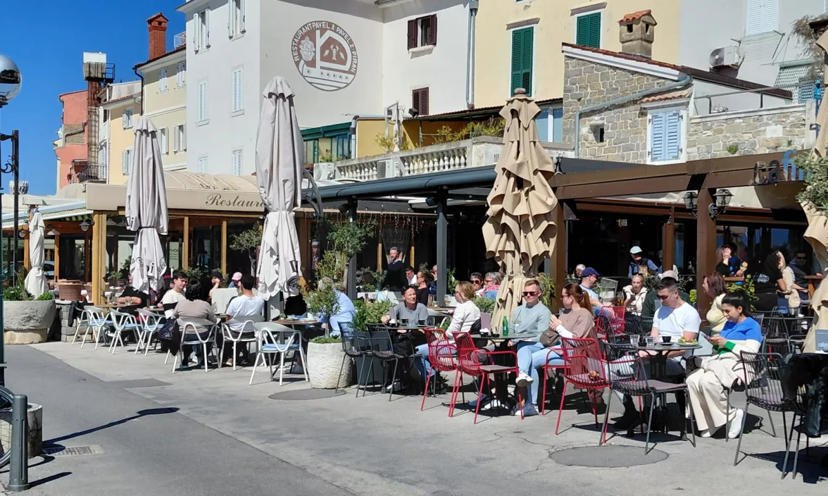 Vse bolj se kažejo spremembe v vedenju gostov ter vplivi širših globalnih razmer.