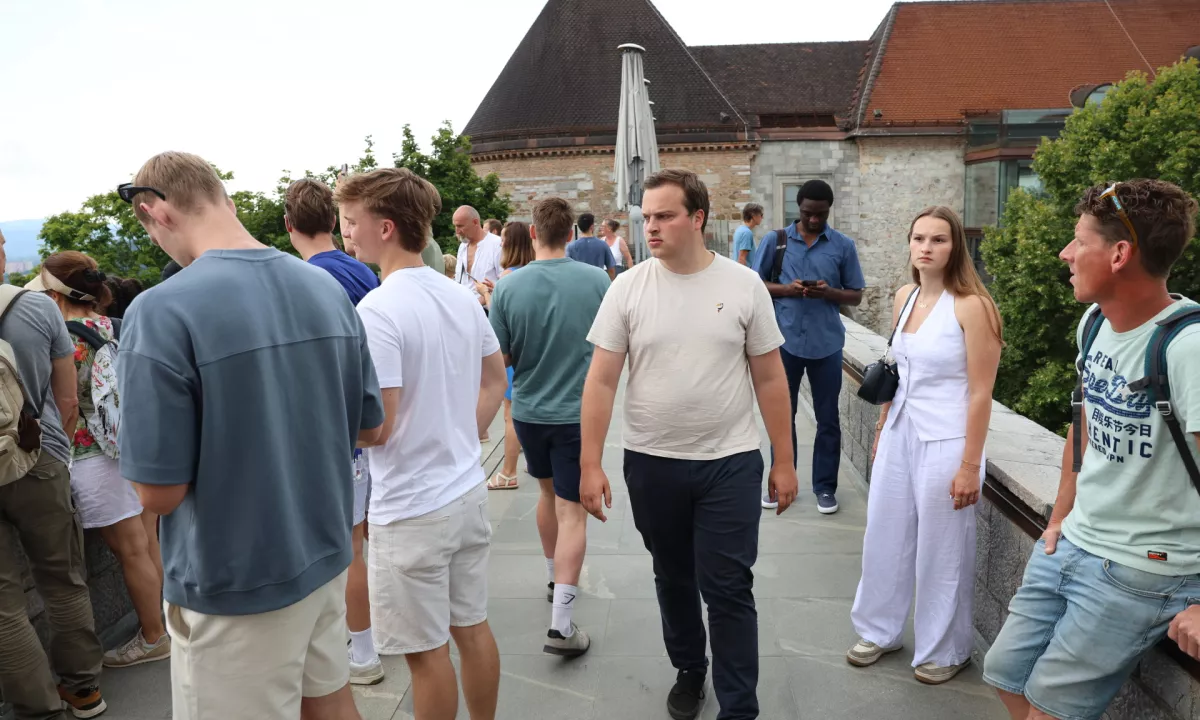 Pri nekaj naključnih turistih, ki se v času velikonočnih praznikov mudijo v Ljubljani, smo preverili, ali so na njihovo trenutno in druga načrtovana potovanja vplivali tudi trenutne razmere v svetu in dvig cen goriva.