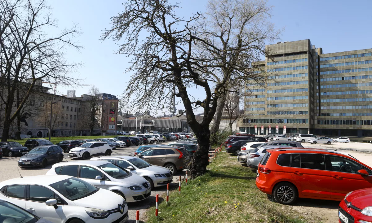 Z zaprtjem zasebnih parkirišč ob Vilharjevi se je povečala obremenjenost okoliških.