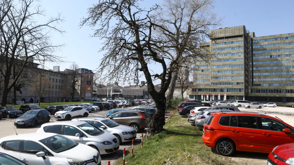 Bežigrad: Brez prostih parkirnih mest tudi abonenti