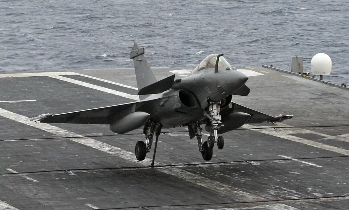 Francija bo do leta 2030 drastično povečala svoje zaloge raket in brezpilotnikov.