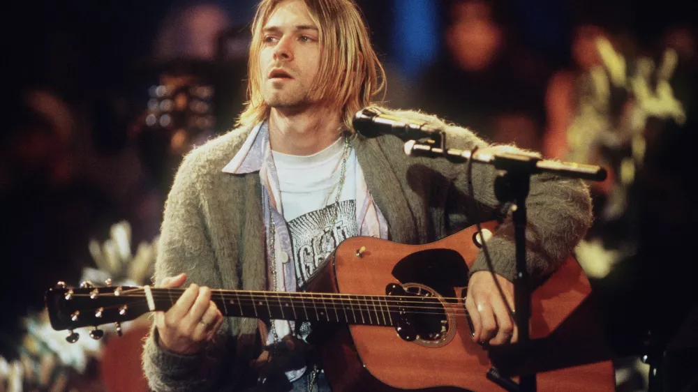 Pevec Nirvane Kurt Cobain med akustičnim nastopom v New Yorku, med katerim je nastal tudi kultni album Unplugged in New York. F Getty Images