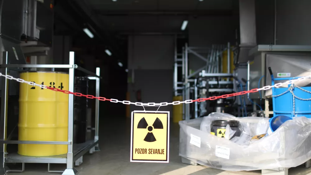 Mednarodni znak za radioaktivno nevarnost. - radioaktivni odpadki &ndash; sevanje -  - 13.10.2022 - Agencija za radioaktivne odpadke (ARAO) - Centralno skladi&scaron;če radioaktivnih odpadkov (CSRAO), Brinje 40, Dol pri Ljubljani //FOTO: Bojan Velikonja