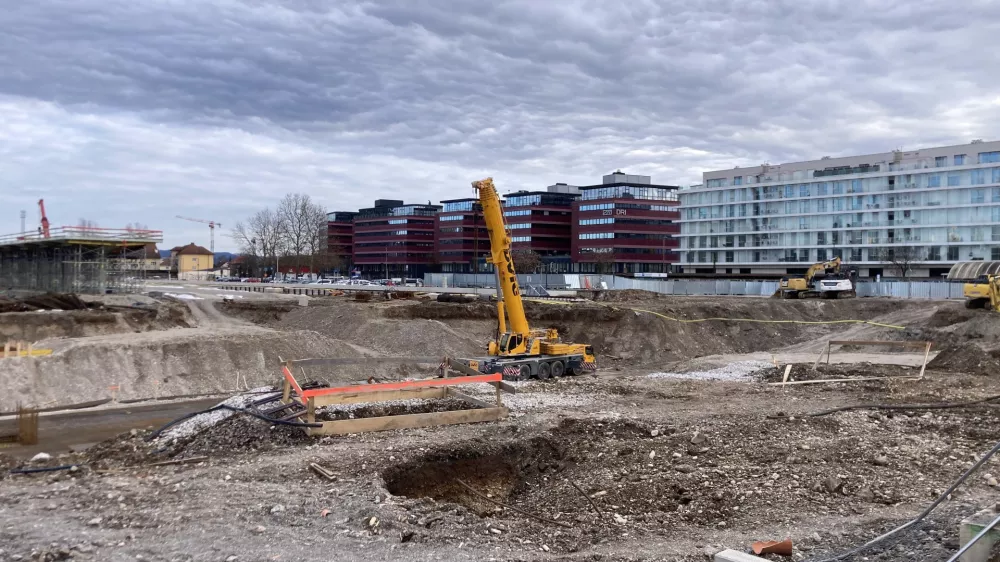 gradbi&scaron;če, gradnja, gradbeni&scaron;tvo, železni&scaron;ka postaja Ljubljana