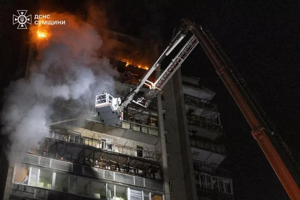 Firefighters work to extinguish a fire at an apartment building hit by a Russian drone strike, amid Russia's attack on Ukraine, in Sumy, Ukraine, in this handout picture released April 4, 2026. Press service of the State Emergency Service of Ukraine in Sumy region/Handout via REUTERS ATTENTION EDITORS - THIS IMAGE HAS BEEN SUPPLIED BY A THIRD PARTY. LOGO FROM SOURCE. MANDATORY CREDIT.