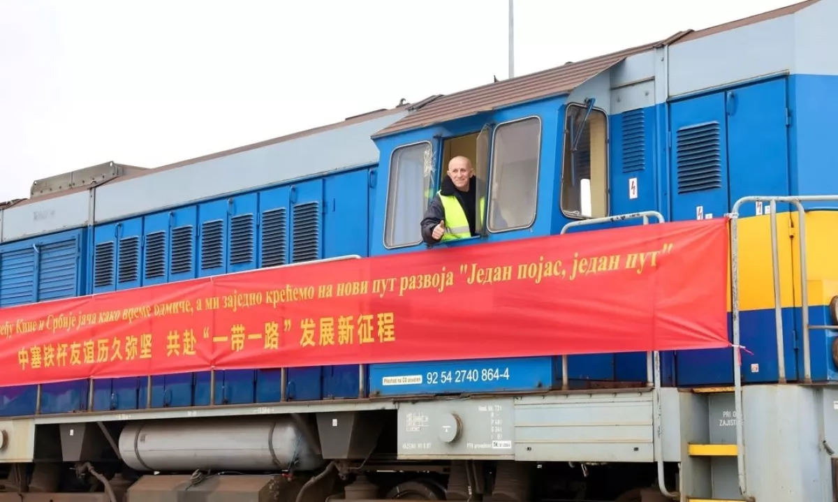 Z mednarodnega terminala v Batajnici je proti kitajski provinci Hebei odpeljal prvi tovorni vlak s srbskimi proizvodi. Kompozicija naj bi prispela do mednarodnega kopenskega terminala v Shijiazhuangu v 20 dneh.