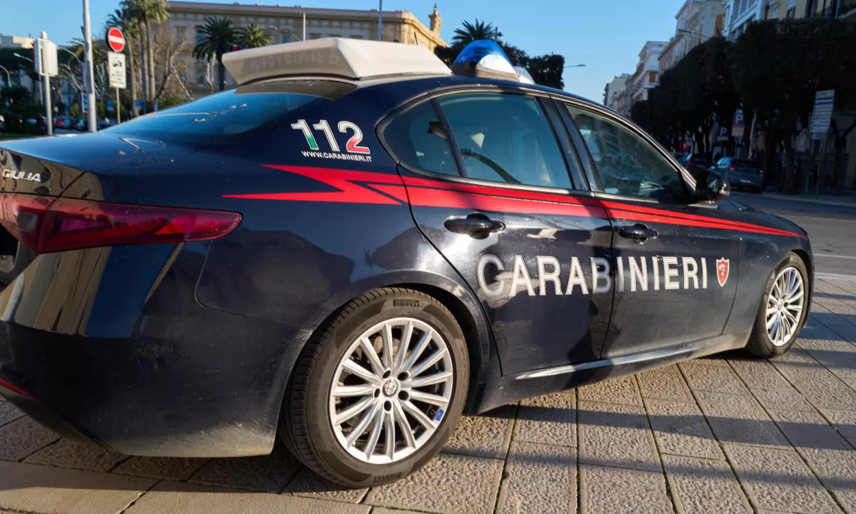 Italijanska policija je v luksuzni vili na Amalfijski obali aretirala italijanskega mafijskega šefa Roberta Mazzarello, ki je obtožen umora.