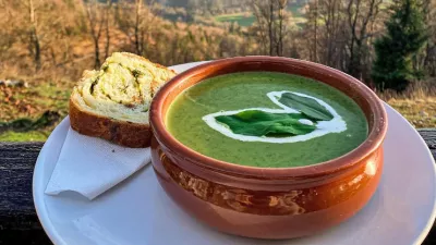 Čemaževa juha in čemaževa ocvirkovka v planinski koči na sv. Jakobu. 