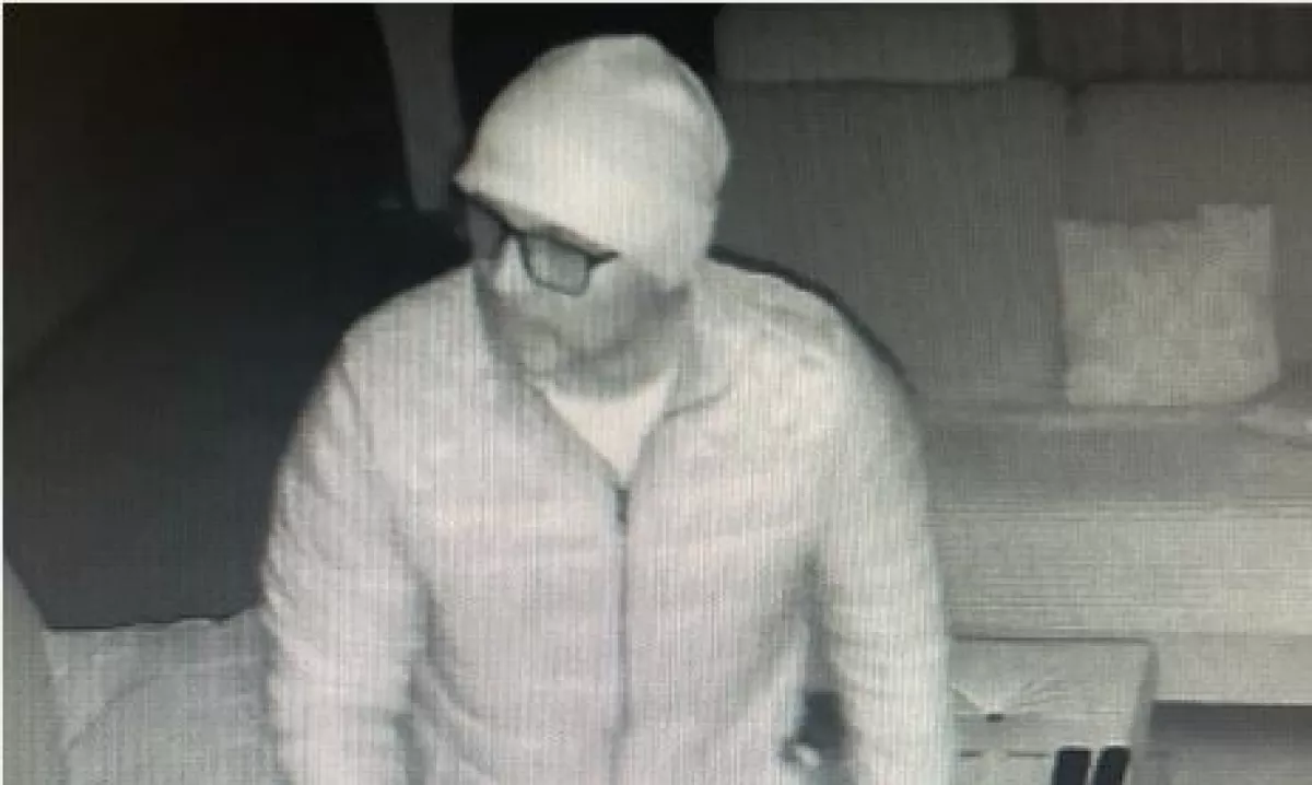 Policisti vse, ki bi kaj vedeli o kaznivem dejanju vloma v stanovanjsko hišo na območju Njiverc, prosijo, da pokličejo na 113.