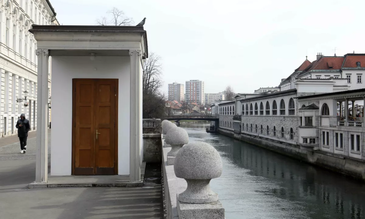 Ob izhodu iz trgovine je varnostnik roparja poskušal zadržati, a sta se uprla in pobegnila.