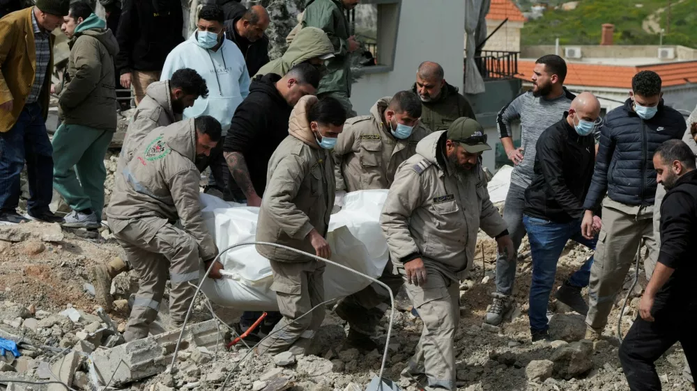 Rescuers carry a dead body at the site of Israeli strike, amid escalating hostilities between Israel and Hezbollah, as the U.S.-Israeli conflict with Iran continues, in Kfar Hatta in southern Lebanon, April 5, 2026. REUTERS/Stringer   TPX IMAGES OF THE DAY