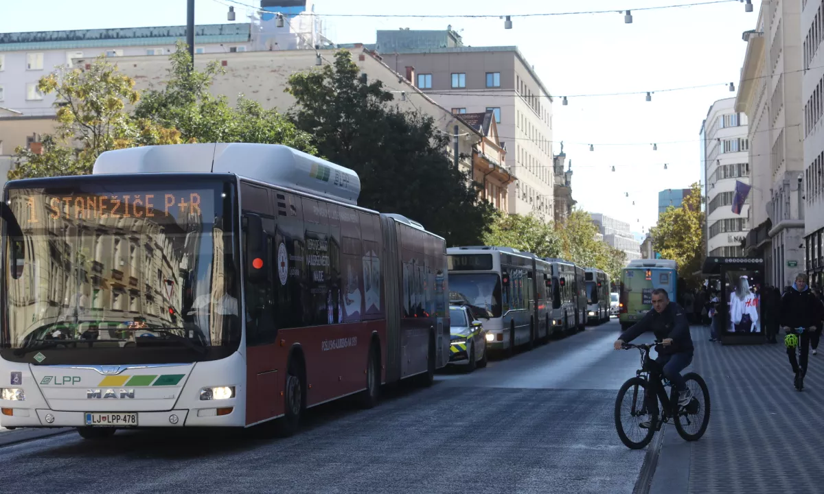 Strošek energentov za pogon avtobusov je v letu 2025 predstavljal nekaj več kot devet odstotkov vseh stroškov javnega podjetja LPP. Podražitve dizelskega goriva bodo zato vplivale na poslovni izid, vendar podražitev vozovnic za zdaj ne načrtujejo.