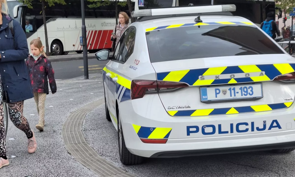 V Šiški so policisti v noči s sobote na nedeljo uspešno preprečili beg storilcu, ki je vlomil v enega izmed tamkajšnjih avtosalonov. >>>