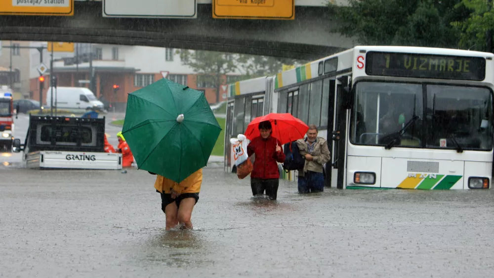 - Poplave 2010 - močno jesensko deževje v Ljubljan - Celov&scaron;ka cesta, podvoz pod železnico, popolna zapora zaradi poplavljenega cesti&scaron;ča.   /FOTO: Matej Pov&scaron;e
