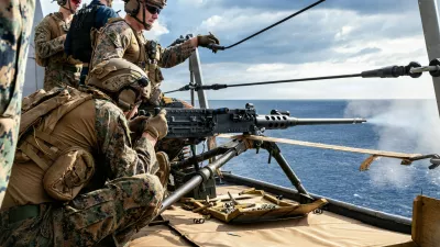 Enota, ki je že na poti v bližino Irana, se je nedavno takole urila med plovbo.