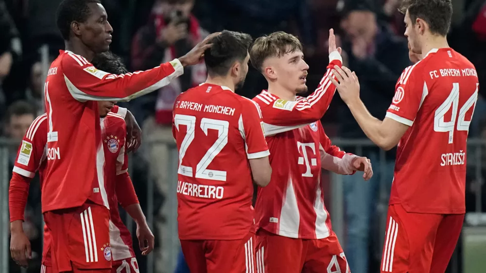 Bayern's Nicolas Jackson, left, celebrates with team mates Raphael Guerreiro (22), Lennart Karl (42) and Josip Stanisic (44) after scoring his side's fourth goal during the Bundesliga soccer match between FC Bayern Munich and Borussia Moenchengladbach in Munich, Germany, March 6, 2026. (AP Photo/Matthias Schrader)