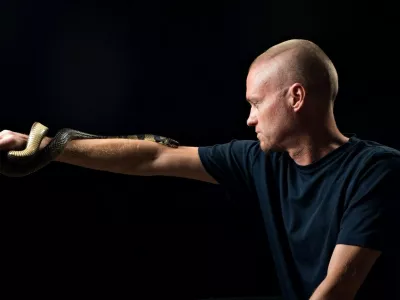 Tim Friede, 58-letnik, ki se je zavestno izpostavil kačjim strupom. / Foto: Profimedia